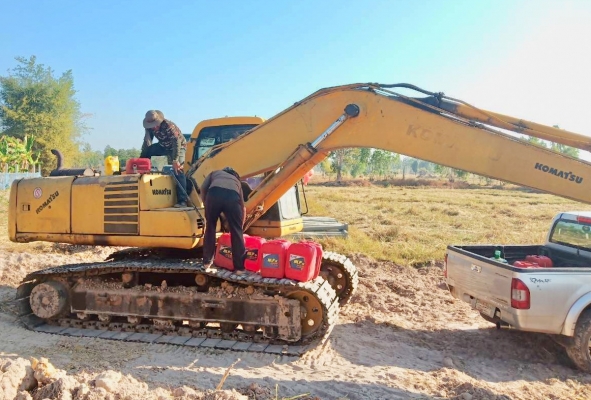 KOMATSU PC 200-6 บอดี้สวย ช่วงล่างเต็ม เอกสารเล่มทะเบียน เครื่องยนต์เดิมๆปั๊มเดิมทำงานเร็วไม่มีโหลดพร้อมใช้งานได้เลย