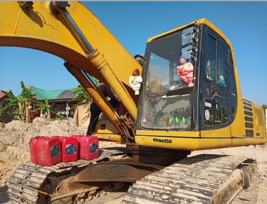KOMATSU PC 200-6 บอดี้สวย ช่วงล่างเต็ม เอกสารเล่มทะเบียน เครื่องยนต์เดิมๆปั๊มเดิมทำงานเร็วไม่มีโหลดพร้อมใช้งานได้เลย