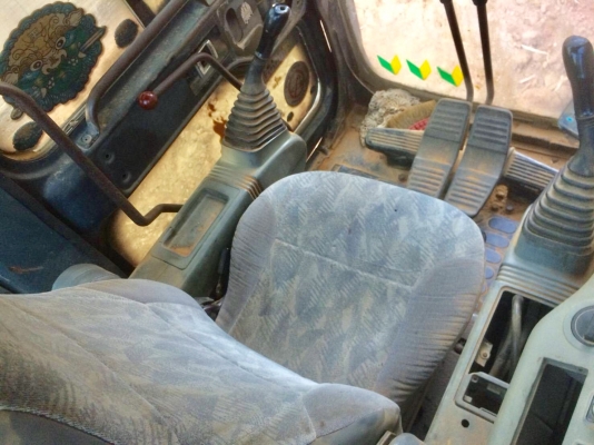 KOMATSU PC 200-6 บอดี้สวย ช่วงล่างเต็ม เอกสารเล่มทะเบียน เครื่องยนต์เดิมๆปั๊มเดิมทำงานเร็วไม่มีโหลดพร้อมใช้งานได้เลย