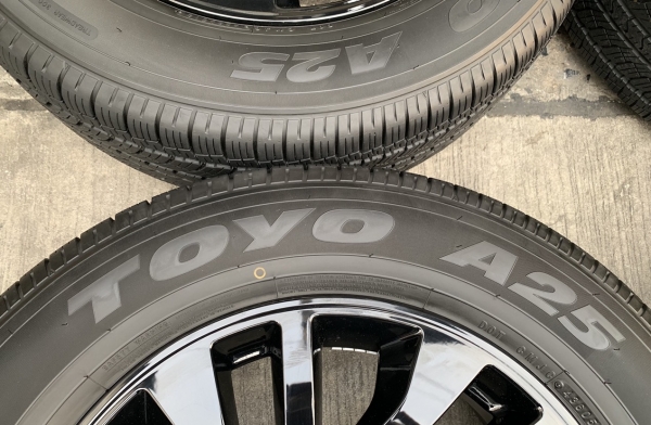 ล้อแม็กป้ายแดง Nissan Navara Caliber NP300 Black Edition ขอบ 18 พร้อมยางป้ายแดง 255-60-18 Toyo ปี 18 แม็กสวย ตุ่มชัด