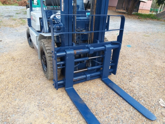 ขายรถยก KOMATSU FG 20-11 เครื่องเบนซิน H20  เสาสูง 3 เมตร ยกได้ 2 ตัน เกียร์ธรรมดา งาสไลด์ได้ รถนอกนำเข้า ติดต่อ 098-7962549