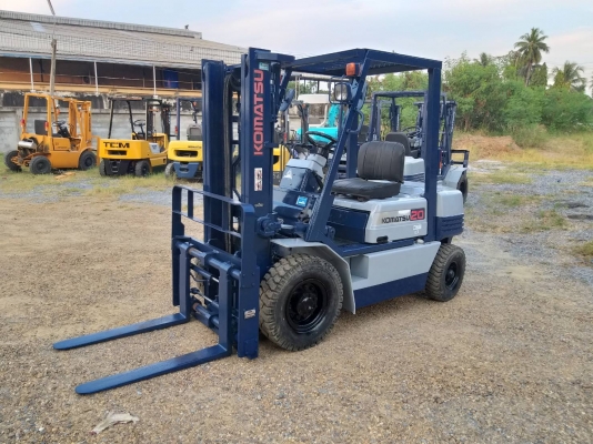 ขายรถยก KOMATSU FG 20-11 เครื่องเบนซิน H20  เสาสูง 3 เมตร ยกได้ 2 ตัน เกียร์ธรรมดา งาสไลด์ได้ รถนอกนำเข้า ติดต่อ 098-7962549