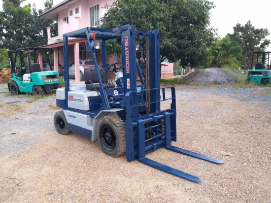 ขายรถยก KOMATSU FG 20-11 เครื่องเบนซิน H20  เสาสูง 3 เมตร ยกได้ 2 ตัน เกียร์ธรรมดา งาสไลด์ได้ รถนอกนำเข้า ติดต่อ 098-7962549