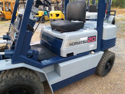 ขายรถยก KOMATSU FG 20-11 เครื่องเบนซิน H20  เสาสูง 3 เมตร ยกได้ 2 ตัน เกียร์ธรรมดา งาสไลด์ได้ รถนอกนำเข้า ติดต่อ 098-7962549