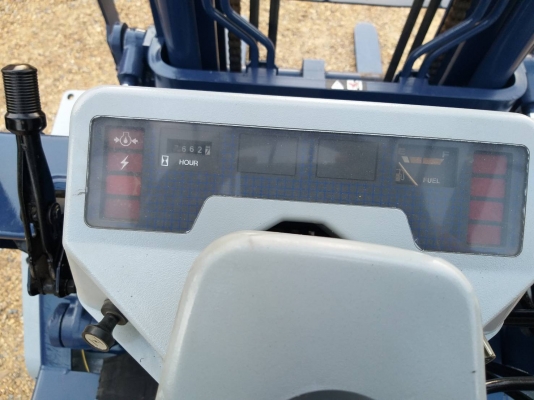 ขายรถยก KOMATSU FG 20-11 เครื่องเบนซิน H20  เสาสูง 3 เมตร ยกได้ 2 ตัน เกียร์ธรรมดา งาสไลด์ได้ รถนอกนำเข้า ติดต่อ 098-7962549