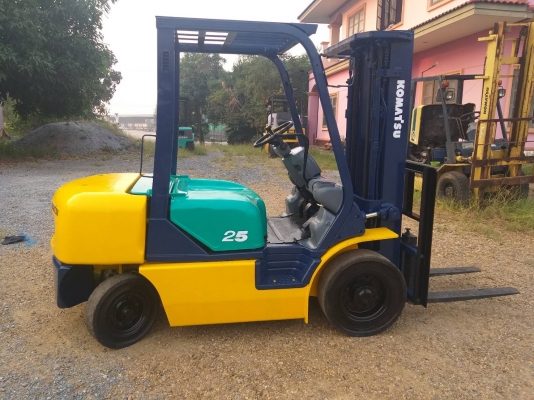 ขายรถยก KOMATSU FD25T-14 เครื่องดีเซล 4D94E เสาสูง4.5เมตร เสาเข้าตู้3ท่อน ยกได้2.5ตัน เกียร์ออโต้ รถนอกนำเข้า มีเอกสารการนำเข้า ติดต่อ 098-7962549