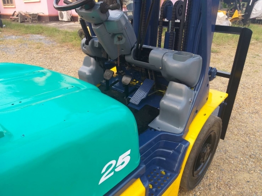 ขายรถยก KOMATSU FD25T-14 เครื่องดีเซล 4D94E เสาสูง4.5เมตร เสาเข้าตู้3ท่อน ยกได้2.5ตัน เกียร์ออโต้ รถนอกนำเข้า มีเอกสารการนำเข้า ติดต่อ 098-7962549