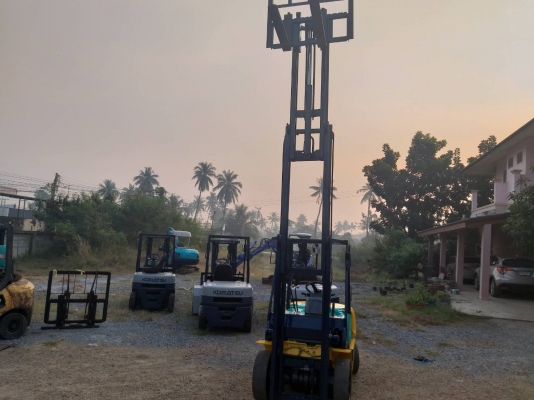 ขายรถยก KOMATSU FD25T-14 เครื่องดีเซล 4D94E เสาสูง4.5เมตร เสาเข้าตู้3ท่อน ยกได้2.5ตัน เกียร์ออโต้ รถนอกนำเข้า มีเอกสารการนำเข้า ติดต่อ 098-7962549