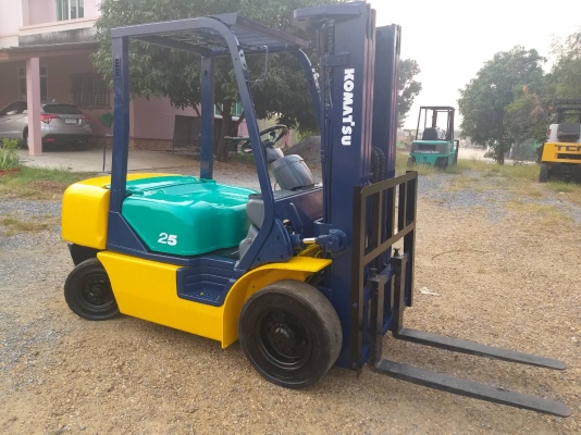 ขายรถยก KOMATSU FD25T-14 เครื่องดีเซล 4D94E เสาสูง4.5เมตร เสาเข้าตู้3ท่อน ยกได้2.5ตัน เกียร์ออโต้ รถนอกนำเข้า มีเอกสารการนำเข้า ติดต่อ 098-7962549