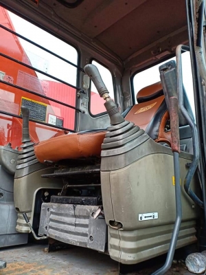 ขายจ้า..HITACHI ZX200-1 เก่าใน สภาพดี  พร้อมใช้  เอกสารเล่มทะเบียน ลองระบบกันได้ทุกวัน โทร 089-3818694 จ๊อย