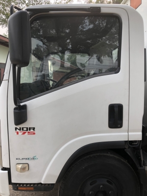 ขาย6ล้อNQR175แรงปี54ตู้แห้งประตู10บานยาว5.60เมตรพร้อมลิฟท์ท้าย