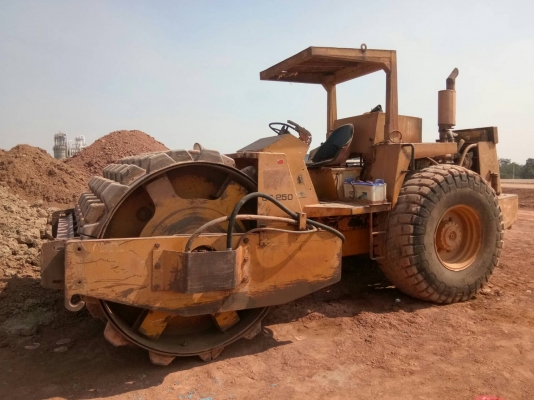 ขายรถบดไดนาแพ็ก10ตันสั่นสะเทือนล้อหนามเอกสารอินวอยราคา 500,000