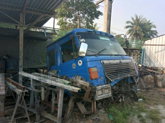 ขายด่วน หัวรถ Hino 3ใบปัด พร้อมหมวก และ หัวรถ Nissan ภายในครบ ขาดกระจังหน้า เหมาๆตามสภาพเพียง 65000 บาท