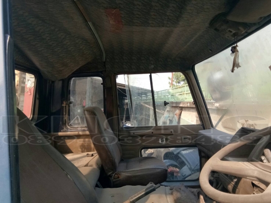 ขายด่วน หัวรถ Hino 3ใบปัด พร้อมหมวก และ หัวรถ Nissan ภายในครบ ขาดกระจังหน้า เหมาๆตามสภาพเพียง 65000 บาท