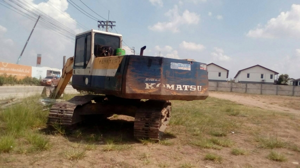 Komatsu PC200-5 คอนโทรนยาว ไฟฟ้าครบ เอวแน่น ช่วงล่างเต็ม รถทำงานอยู่ Komatsu PC200-5 คอนโทรนยาว ไฟฟ้าครบ เอวแน่น ช่วงล่างเต็ม รถทำงานอยู่