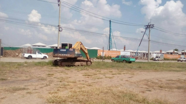 Komatsu PC200-5 คอนโทรนยาว ไฟฟ้าครบ เอวแน่น ช่วงล่างเต็ม รถทำงานอยู่ Komatsu PC200-5 คอนโทรนยาว ไฟฟ้าครบ เอวแน่น ช่วงล่างเต็ม รถทำงานอยู่