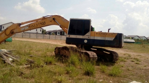 Komatsu PC200-5 คอนโทรนยาว ไฟฟ้าครบ เอวแน่น ช่วงล่างเต็ม รถทำงานอยู่