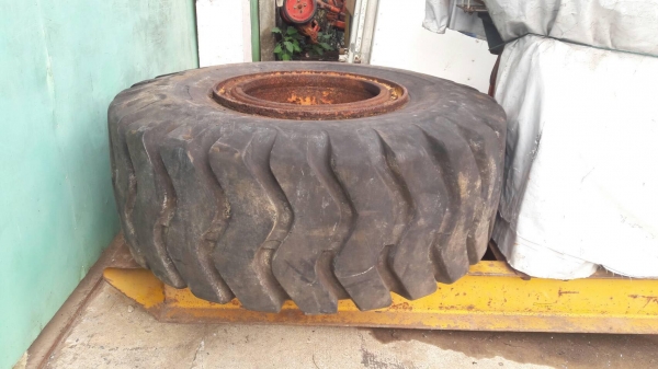 ยางรถตักล้อยาง 23.5/25 พร้อมกะทะ16รูน็อตใส่รถ CAT