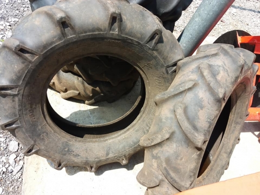 ขายยางขอบ 7.50-16 ยี่ห้อ DUNLOP ขายตามสภาพ  ราคา 2,200 บาท  สนใจติดต่อ 084-9997463