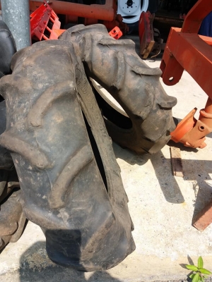 ขายยางขอบ 7.50-16 ยี่ห้อ DUNLOP ขายตามสภาพ  ราคา 2,200 บาท  สนใจติดต่อ 084-9997463