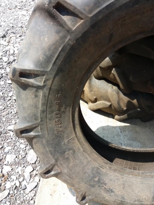 ขายยางขอบ 7.50-16 ยี่ห้อ DUNLOP ขายตามสภาพ  ราคา 2,200 บาท  สนใจติดต่อ 084-9997463