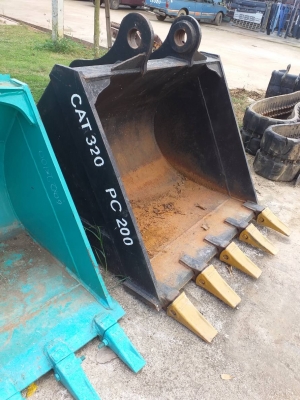 ขายบุ้งกี๋สำหรับรถขุดไซส์ 200 ,220  รูสลัก 80 มิล ซอกแขน 32.5 cm ปากกว้าง : 45 นิ้ว/115 cm มี 5 ฟัน บุ้งกี๋ใหม่ (ประกอบนอก) ยังไม่เคยใช้งาน