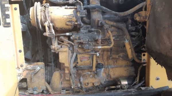 ขาย 690,000 รถตักล้อยาง CAT 926 E เครื่องดี เกียร์แรง เอวแน่น มีเก๋ง ยางดี รถสวยพร้อมใช้ เอกสารซื้อขาย รถอยู่ นครปฐม 090-772-3710 090-772-3708