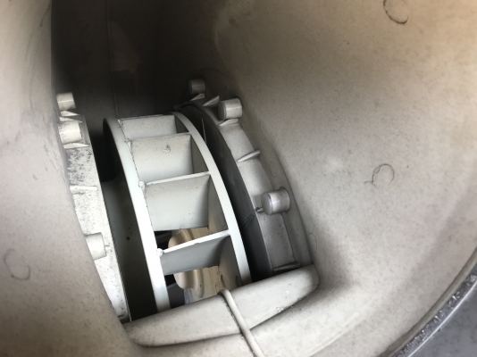 ขายโบลเวอร์ดูดฝุ่น-ดูดอากาศ โครงสร้างพลาสติกเหนียว 1HP. 380V สภาพสวยมาก หมุนนิ่ม ปากท่อ 10นิ้ว พร้อมใช้งาน