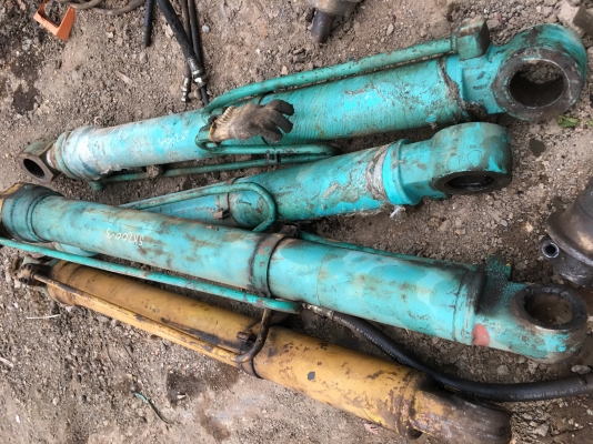 ขายกระบอกยก sk200-5 ชุดละ 38000 แยกได้