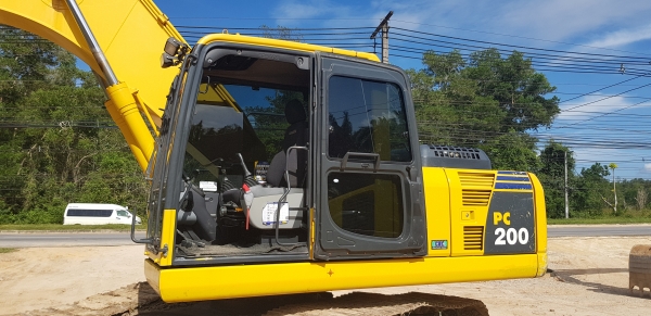 รถแบคโฮ KOMATSU PC200-8M0 ซีเรียลสูง กล้องหลัง ใช้งานเพียง 6 พันชั่วโมง (PM 7 พันชั่วโมง) สภาพเทพบุตร รถแบคโฮ KOMATSU PC200-8M0 ซีเรียลสูง กล้องหลัง ใช้งานเพียง 6 พันชั่วโมง (PM 7 พันชั่วโมง) สภาพเทพบุตร