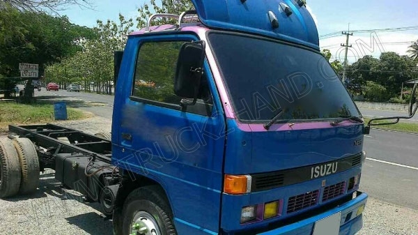 รถบรรทุก 6 ล้อ ยี่ห้อ ISUZU รุ่น NPR