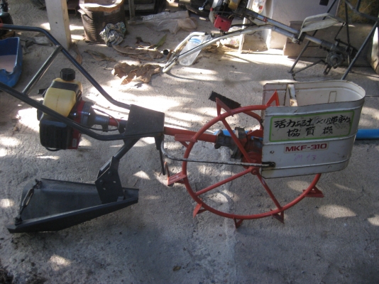 เครื่องแหวกร่องในข้าว