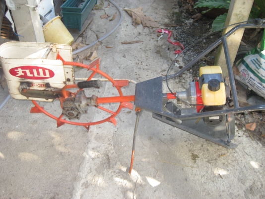 เครื่องแหวกร่องในข้าว