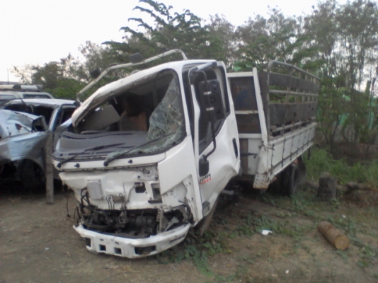 ขายกันถูกๆ ด่วนๆ รถบรรทุก 6ล้อ NMR 130 สีขาว ปี2010