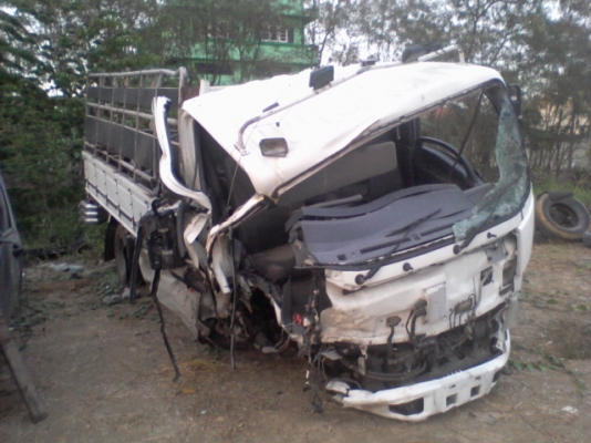 ขายกันถูกๆ ด่วนๆ รถบรรทุก 6ล้อ NMR 130 สีขาว ปี2010