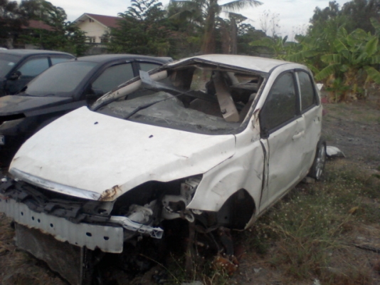 ขายด่วน FROD FOCUS 2.0 สีขาว ปี 2011พร้อมชุดจดทะเบียน