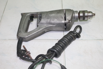 สว่านไฟฟ้าขนาด 4 หุนยี่ห้อ makita รุ่น 6301สภาพดีมากครับพร้อมใช้