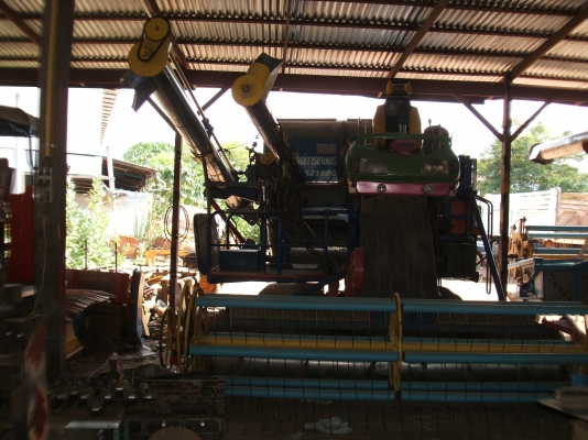 ขายด่วน รถเกี่ยวข้าวไทยเส็ง เดี่ยวทรนง อุ้ม 2.5 ตัน ปั้มไดกิ้น 23  ตัวเดิน 12HT โซ่ D2 เครื่องยนต์ J08C  235 แรงม้า สภาพดี พร้อมใช้งาน