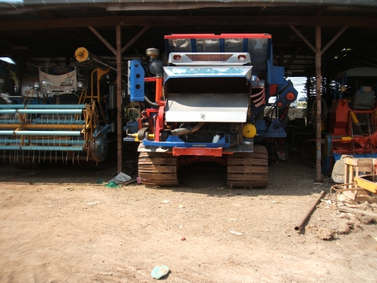 ขายด่วน รถเกี่ยวข้าวไทยเส็ง เดี่ยวทรนง อุ้ม 2.5 ตัน ปั้มไดกิ้น 23  ตัวเดิน 12HT โซ่ D2 เครื่องยนต์ J08C  235 แรงม้า สภาพดี พร้อมใช้งาน