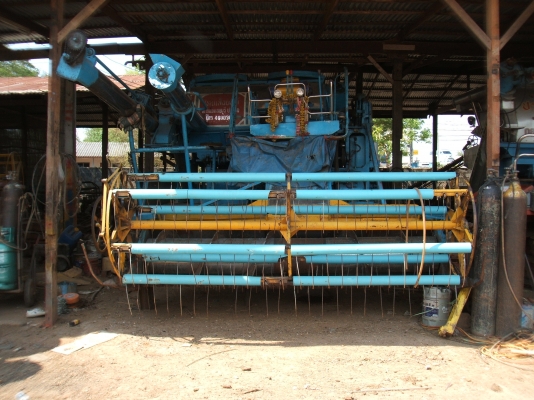 ขายด่วน รถเกี่ยวข้าว ไทยเส็ง อุ้ม ปั้มไดกิ้น 23  โซ่ D2  ตัวเดิน 12HT เครื่องยนต์ อีซูซุ 240 แรงม้า ต้องซ่อมบ้างนิดหน่อย(โซ่ใบ)
