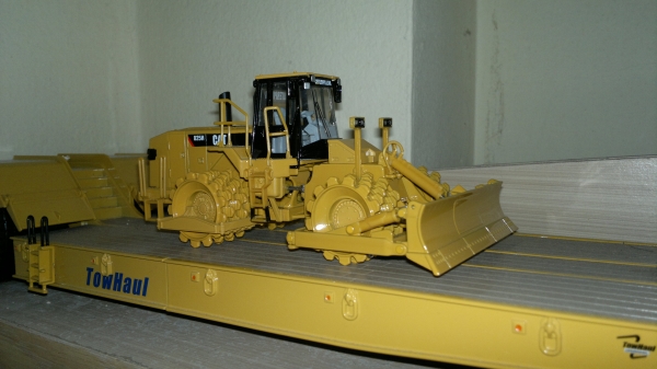 catterpillar 825H เป็นโมเดลรถเกรดล้อหนามคับ รายละเอียดโมเดลสวยคับ พร้อมส่งคับ