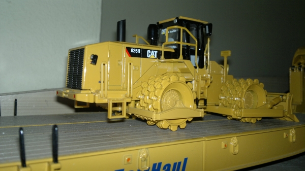 catterpillar 825H เป็นโมเดลรถเกรดล้อหนามคับ รายละเอียดโมเดลสวยคับ พร้อมส่งคับ catterpillar 825H เป็นโมเดลรถเกรดล้อหนามคับ รายละเอียดโมเดลสวยคับ พร้อมส่งคับ