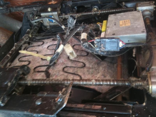 ขายเบาะไฟฟ้า มีข้างเดียว ตามสารรูปครับ ถอดออกมา จาก CEFIRO ลองไฟแล้ว