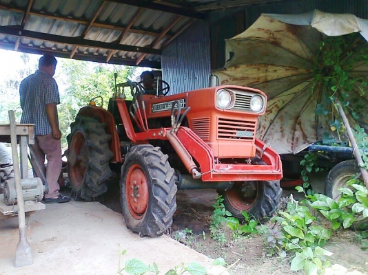 ขายด่วน..รถไถ KUBOTA L2000 DT 4WD ขับเคลื่อน 4 ล้อ รถสวย พร้อมใช้งาน แถมฟรีชุดใบดันหน้า ผาน 3 อย่างดี ไว้ให้ใช้งาน.