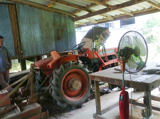 ขายด่วน..รถไถ KUBOTA L2000 DT 4WD ขับเคลื่อน 4 ล้อ รถสวย พร้อมใช้งาน แถมฟรีชุดใบดันหน้า ผาน 3 อย่างดี ไว้ให้ใช้งาน.