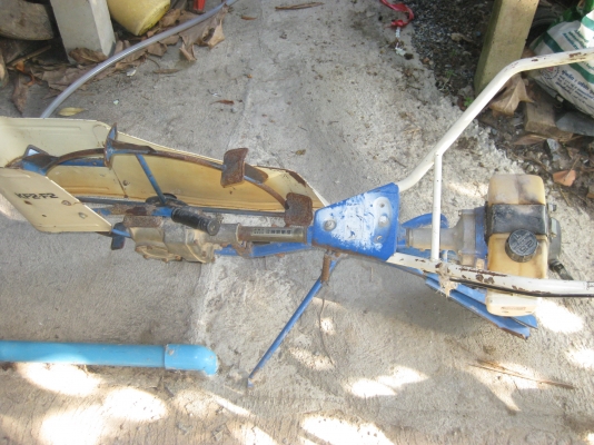 เครื่องแหวกร่องในนาข้าว