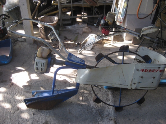 เครื่องแหวกร่องในนาข้าว