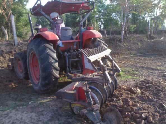 KUBOTA M7040 - 2 เพลา อุปกรณ์มีให้ครบพร้อม มีใบมีดดันหน้า ผานพรวนดิน 6 เครื่องแห้งแรงดี ใช้งาน 3,800 ชม. สวยดีแห้งดีทั้งคันไม่มีเยิ้ม ช่วงล่างยางสภาพดี 4 เส้นหน้าหลังประมาณ 70\% พร้อมใช้งาน เอกสารเล่มทะเบียนครบพร้อมโอนครับ