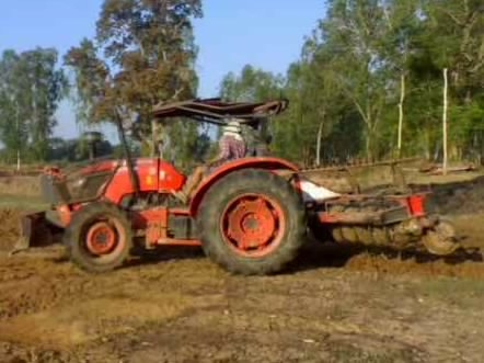 KUBOTA M7040 - 2 เพลา อุปกรณ์มีให้ครบพร้อม มีใบมีดดันหน้า ผานพรวนดิน 6 เครื่องแห้งแรงดี ใช้งาน 3,800 ชม. สวยดีแห้งดีทั้งคันไม่มีเยิ้ม ช่วงล่างยางสภาพดี 4 เส้นหน้าหลังประมาณ 70\% พร้อมใช้งาน เอกสารเล่มทะเบียนครบพร้อมโอนครับ