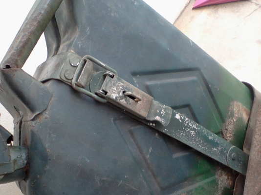 ถังน้ำมันสำรอง ถาดรองถัง ตัวรัดถัง Jeeb ทหารของ US1945